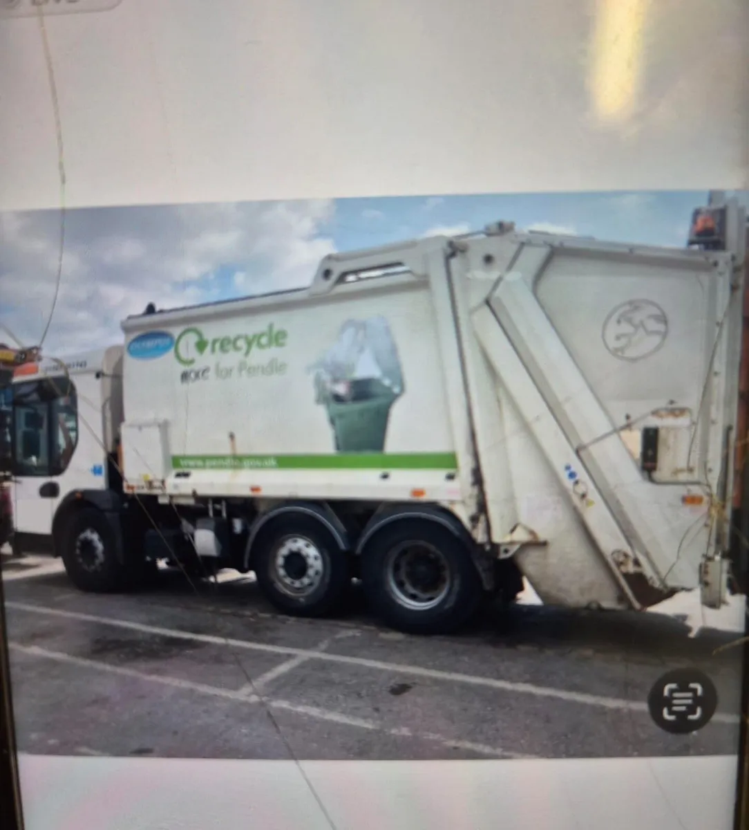 Dennis bin truck  2010 - Image 3