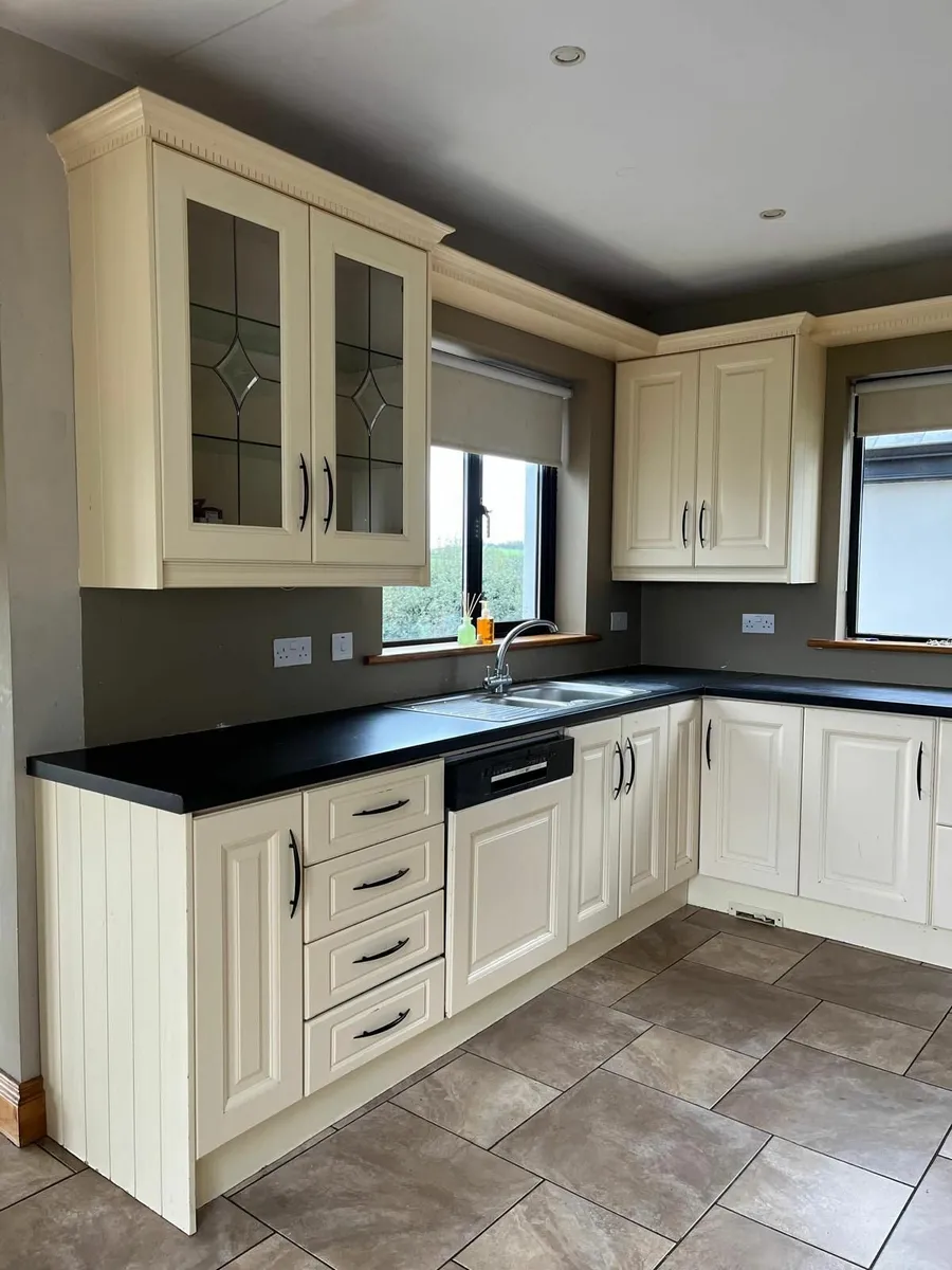 Kitchen units, appliances, island & stanely cooker - Image 1