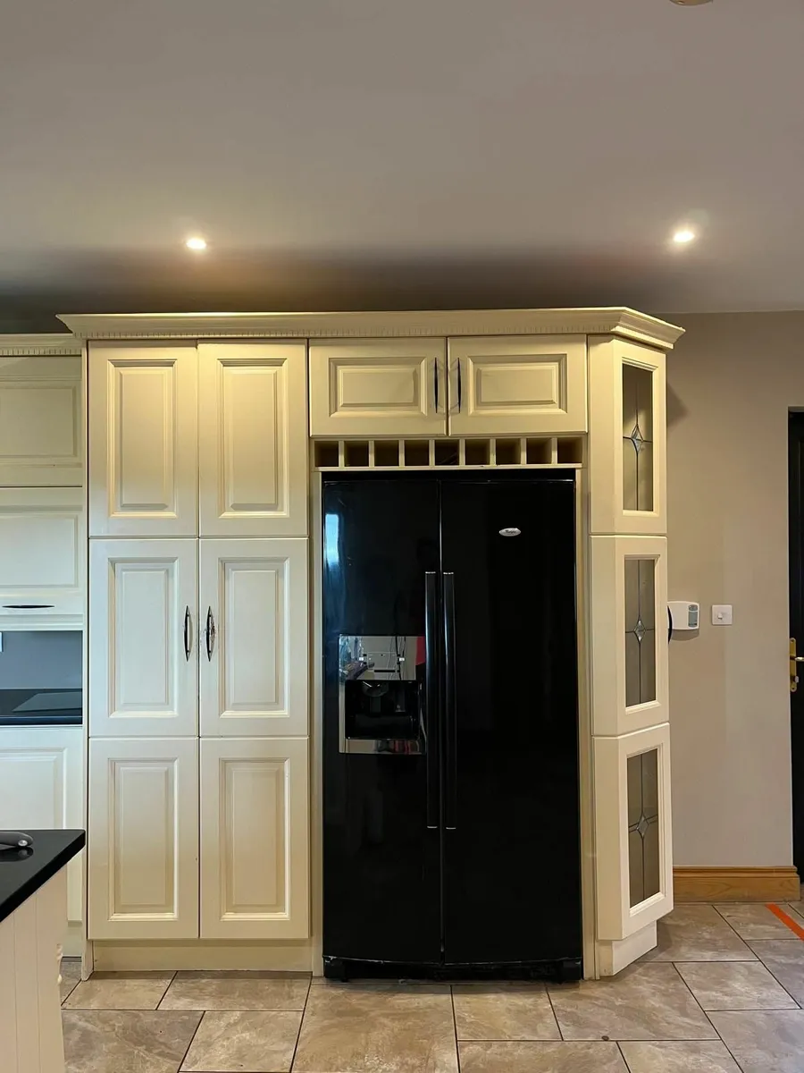 Kitchen units, appliances, island & stanely cooker - Image 2