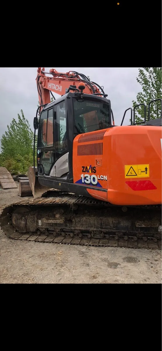 13 ton Excavator with driver - Image 1
