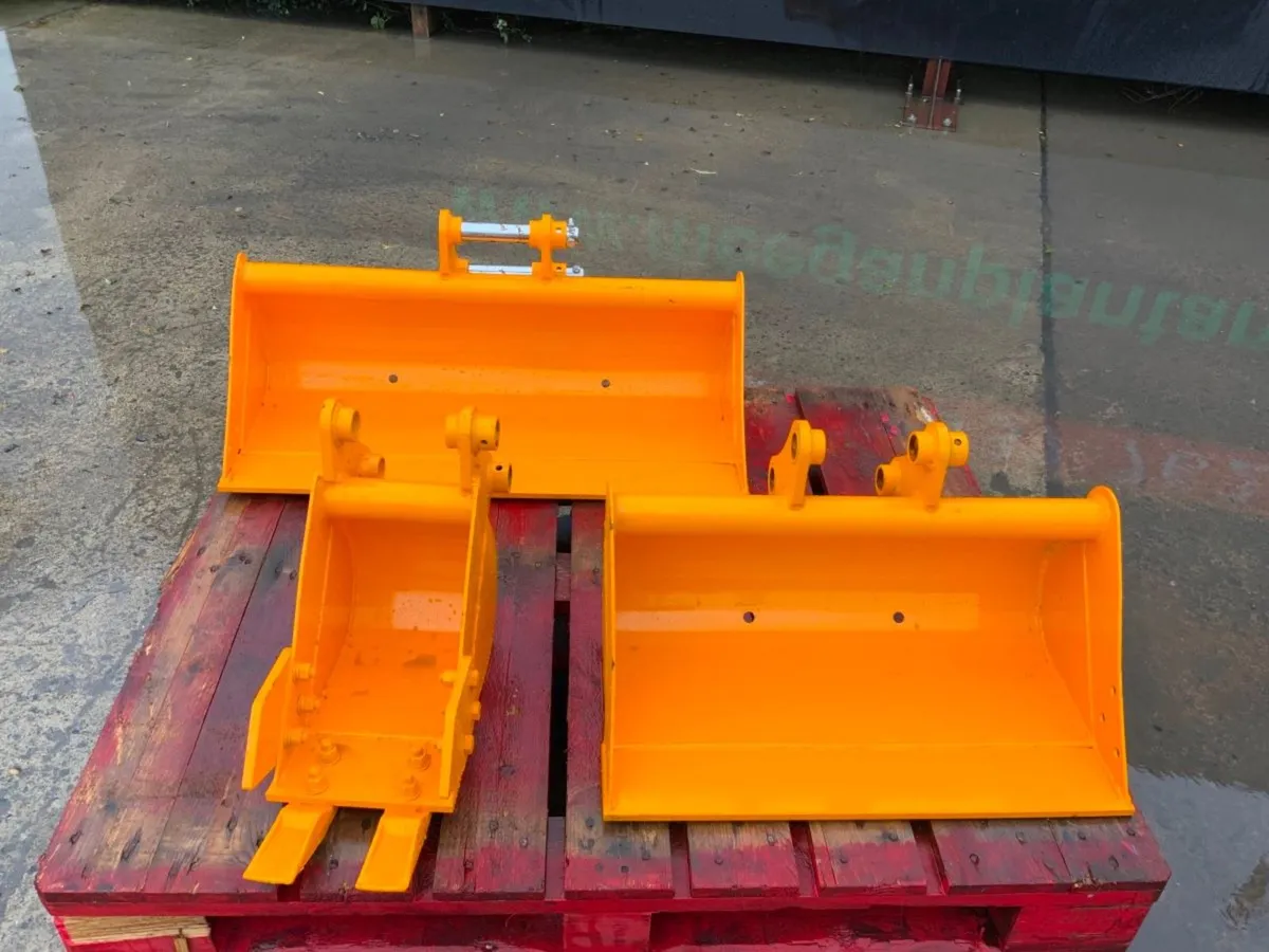 1.5 TONNE MINI DIGGER BUCKET SET....UNUSED. - Image 2