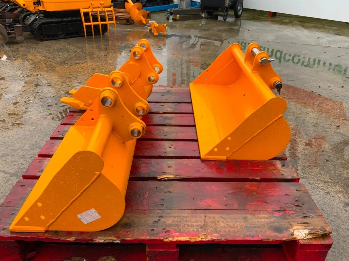 1.5 TONNE MINI DIGGER BUCKET SET....UNUSED. - Image 4