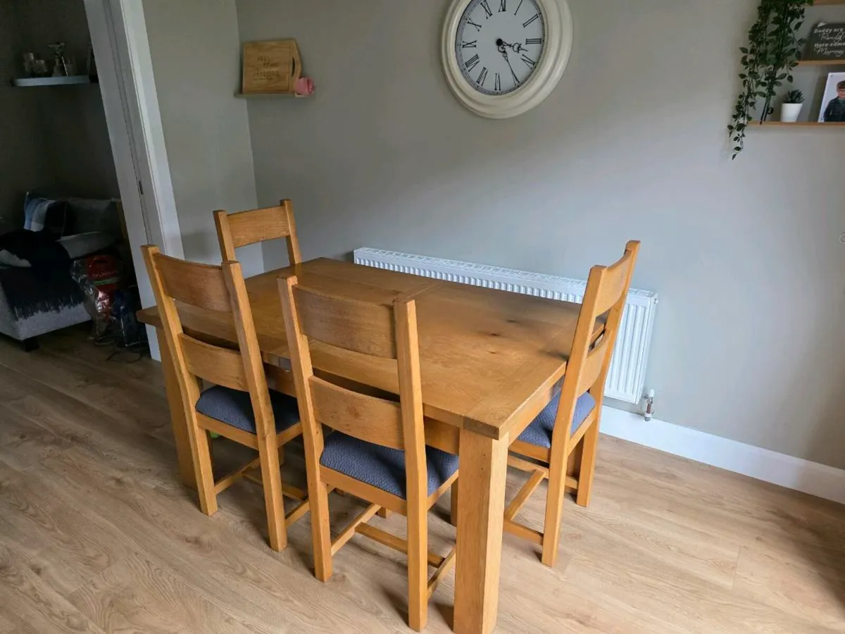 Table and chairs - Image 1
