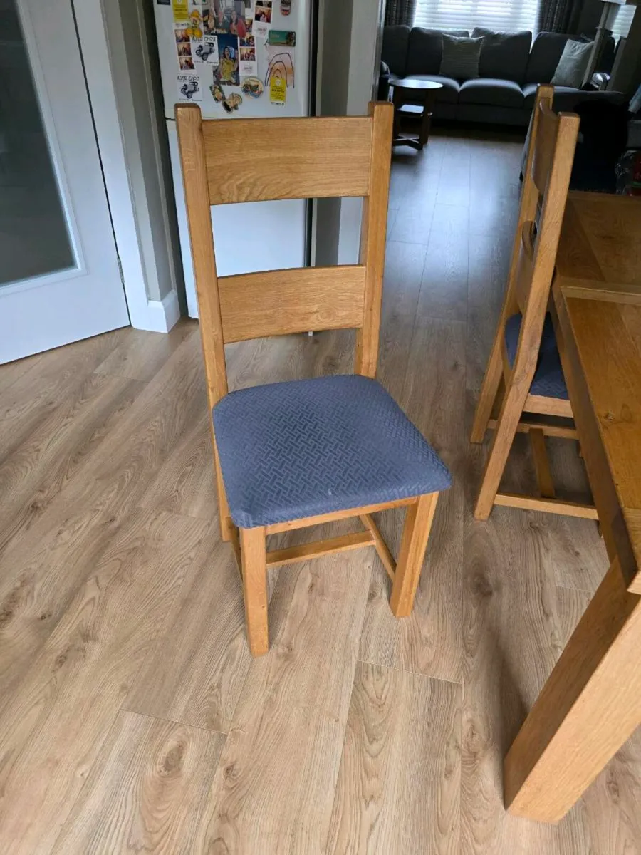 Table and chairs - Image 2