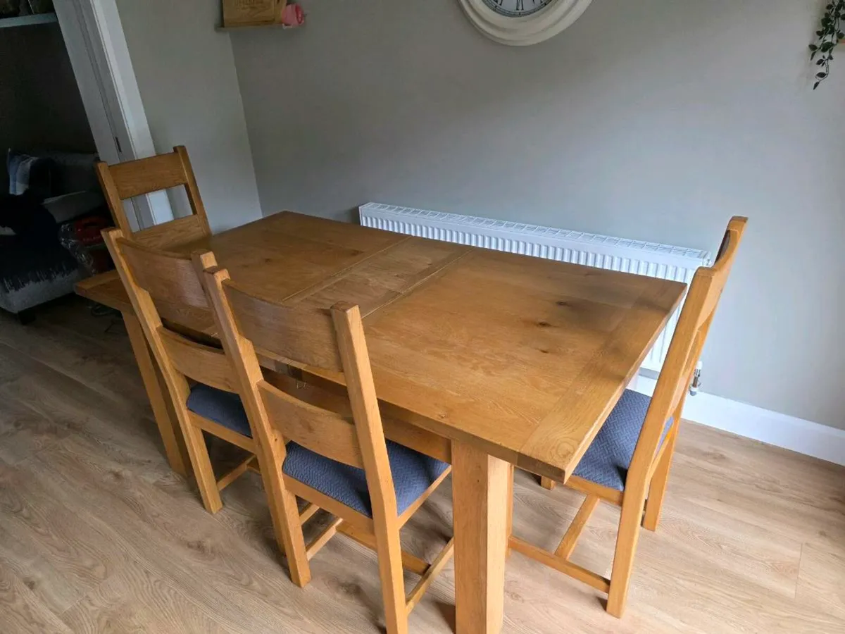 Table and chairs - Image 4