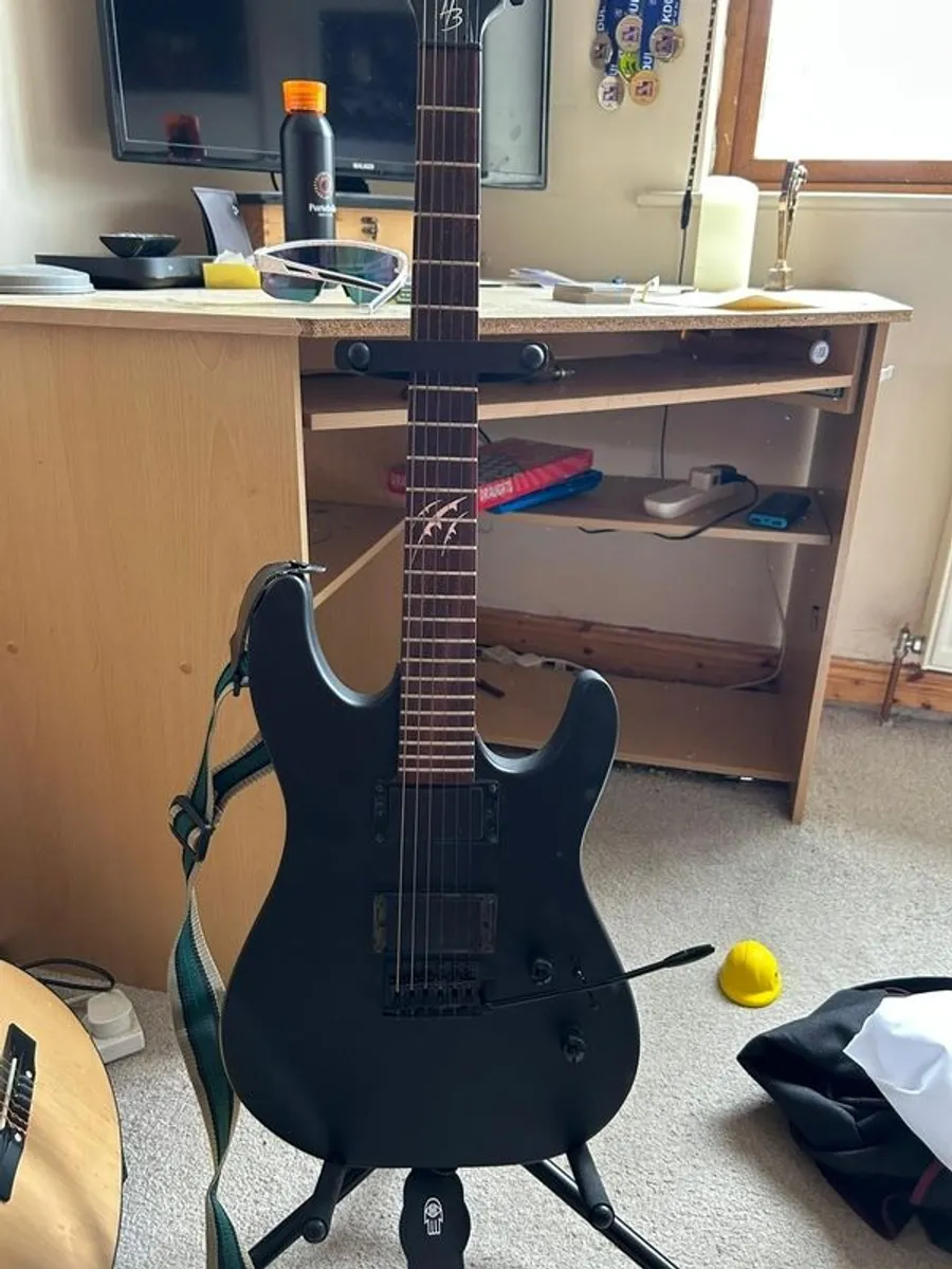 electric guitar,bag and amp - Image 1