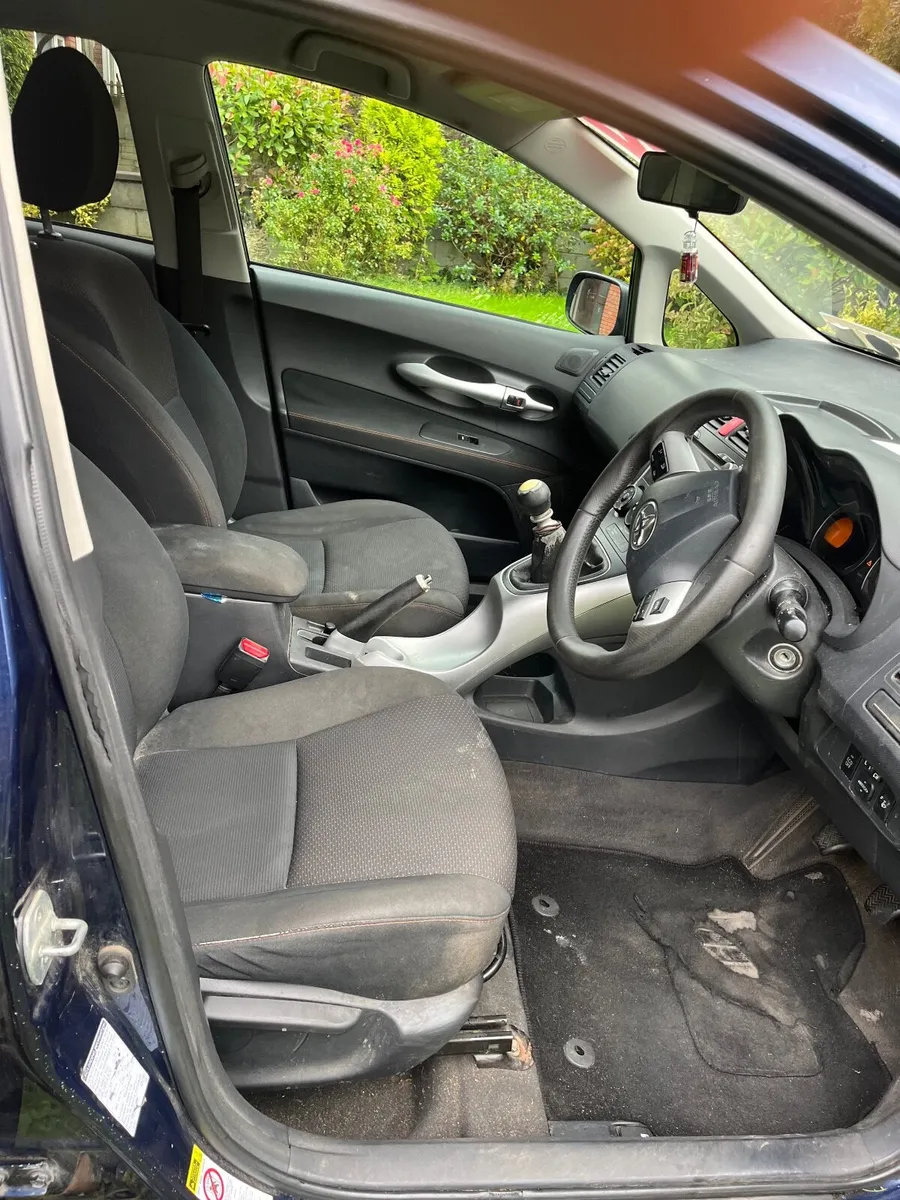 Toyota Auris 2011 - Image 2