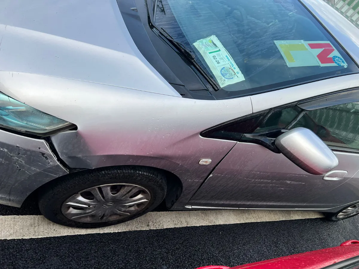 2010 HONDA INSIGHT Nct and Tax - Image 4