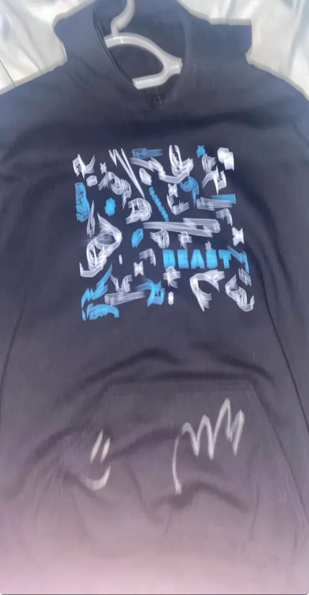 Signed mr beast hoodie size kids XL - Image 1
