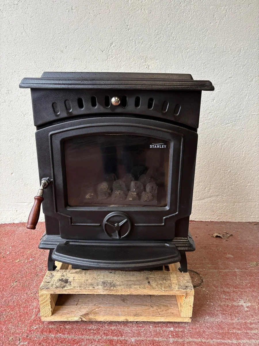 Stanley oil stove - Image 1