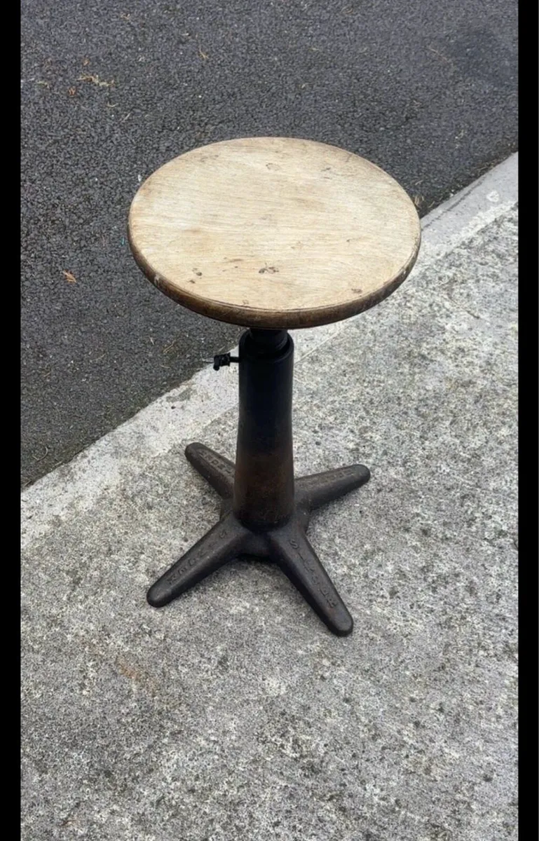 Singer stool - Image 1
