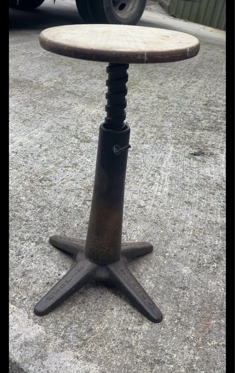 Singer stool - Image 2