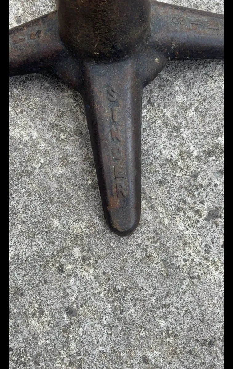 Singer stool - Image 3