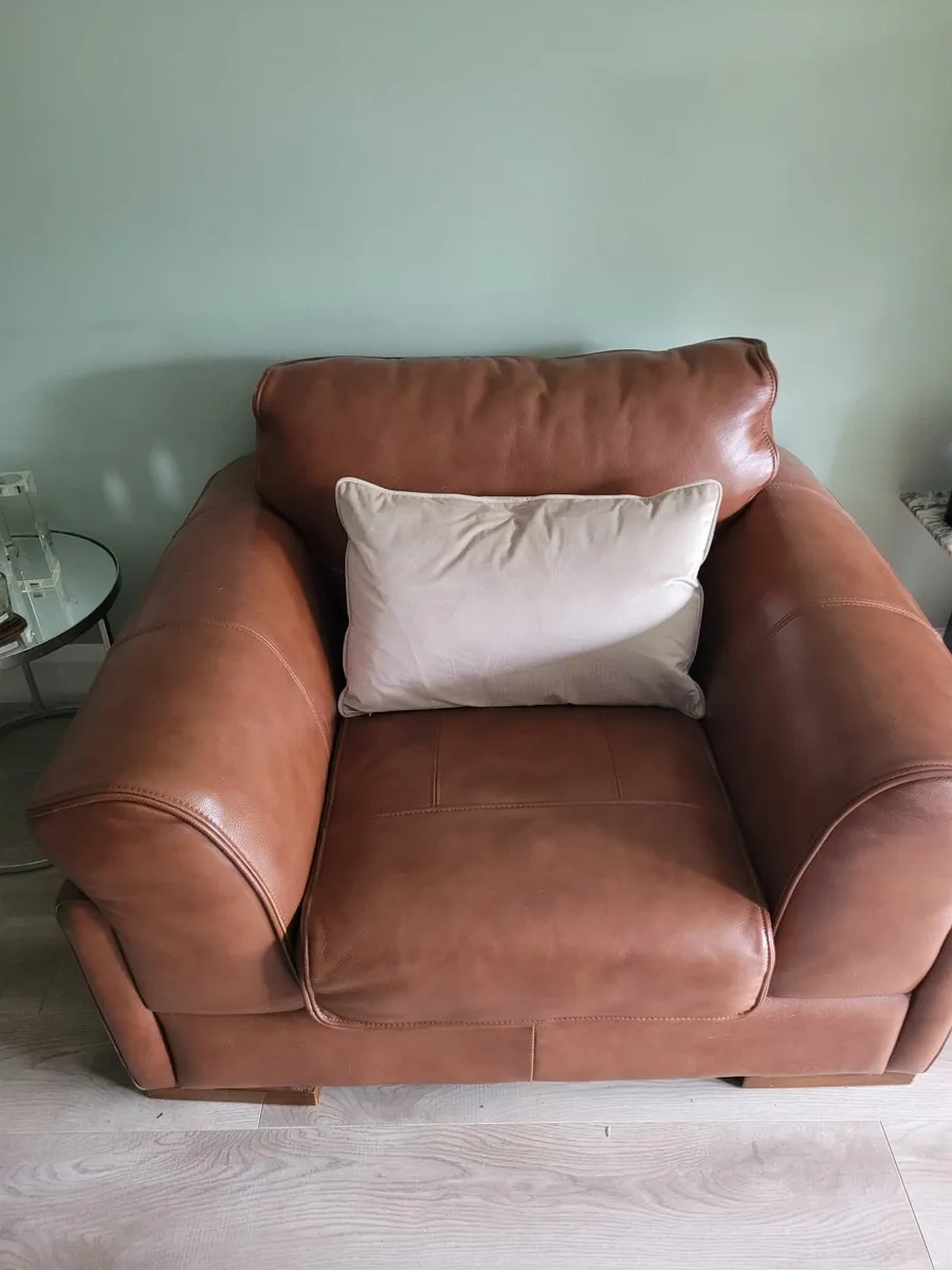 2× tan leather arm chairs 1× 3 seater - Image 2