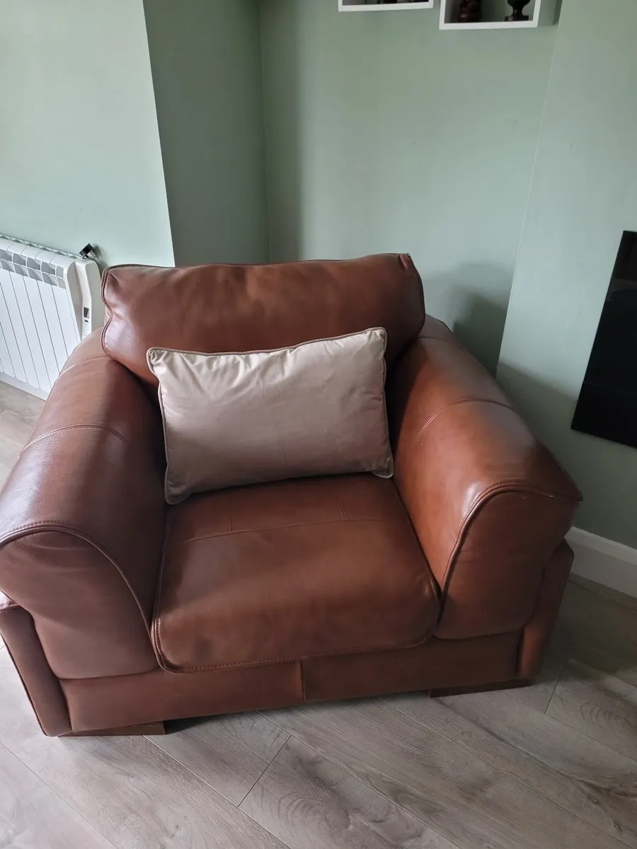 2× tan leather arm chairs 1× 3 seater - Image 3