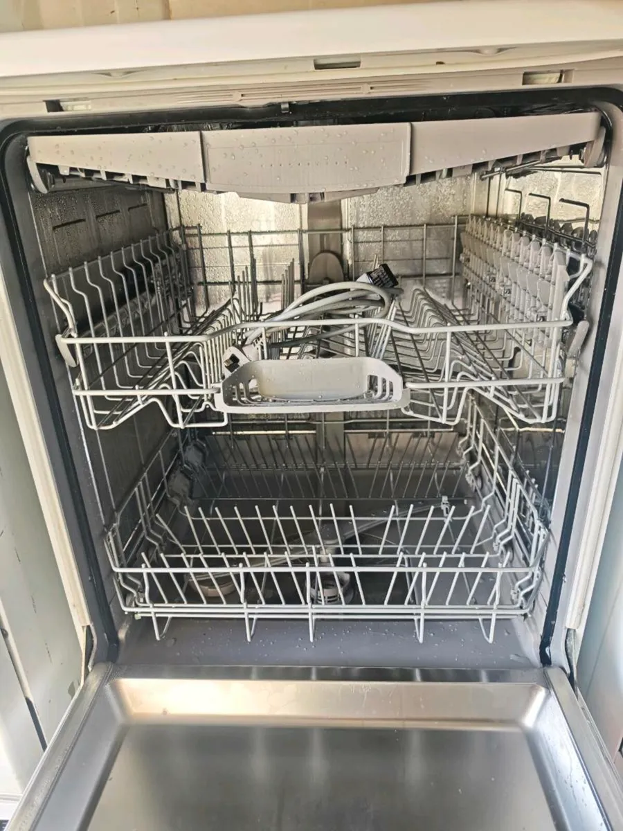Bosch dishwasher like new - Image 3