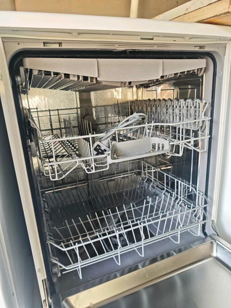 Bosch dishwasher like new - Image 4