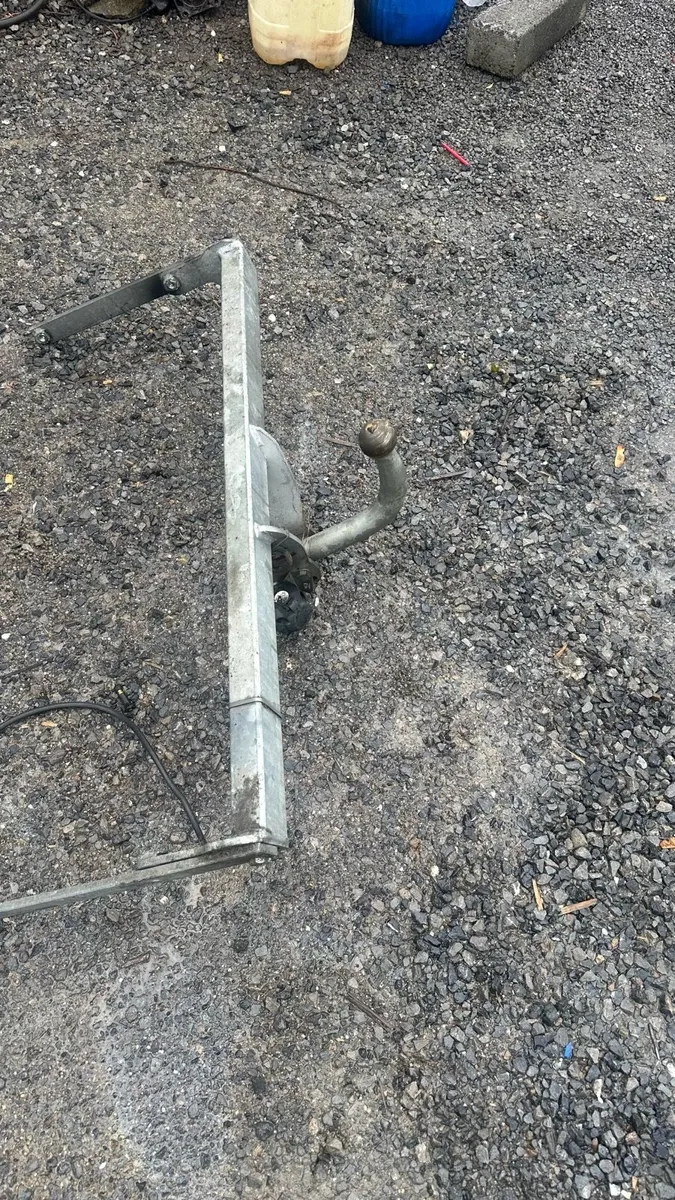 Tow bar complete with socket! - Image 1