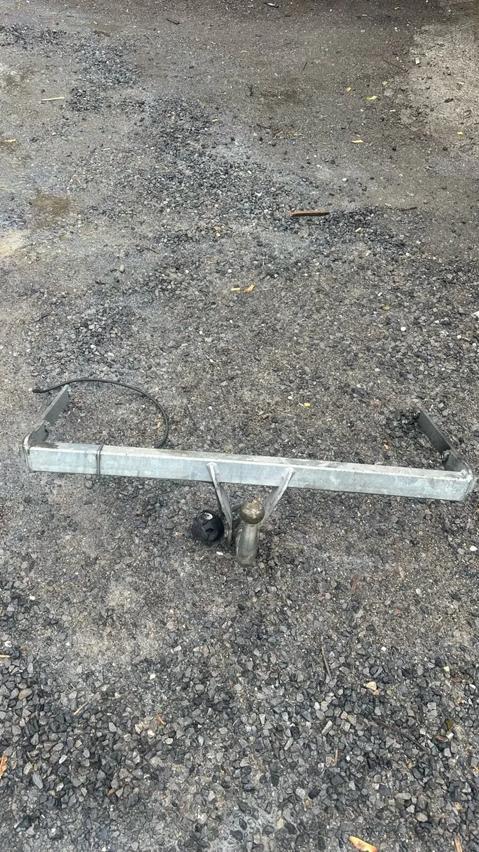 Tow bar complete with socket! - Image 2