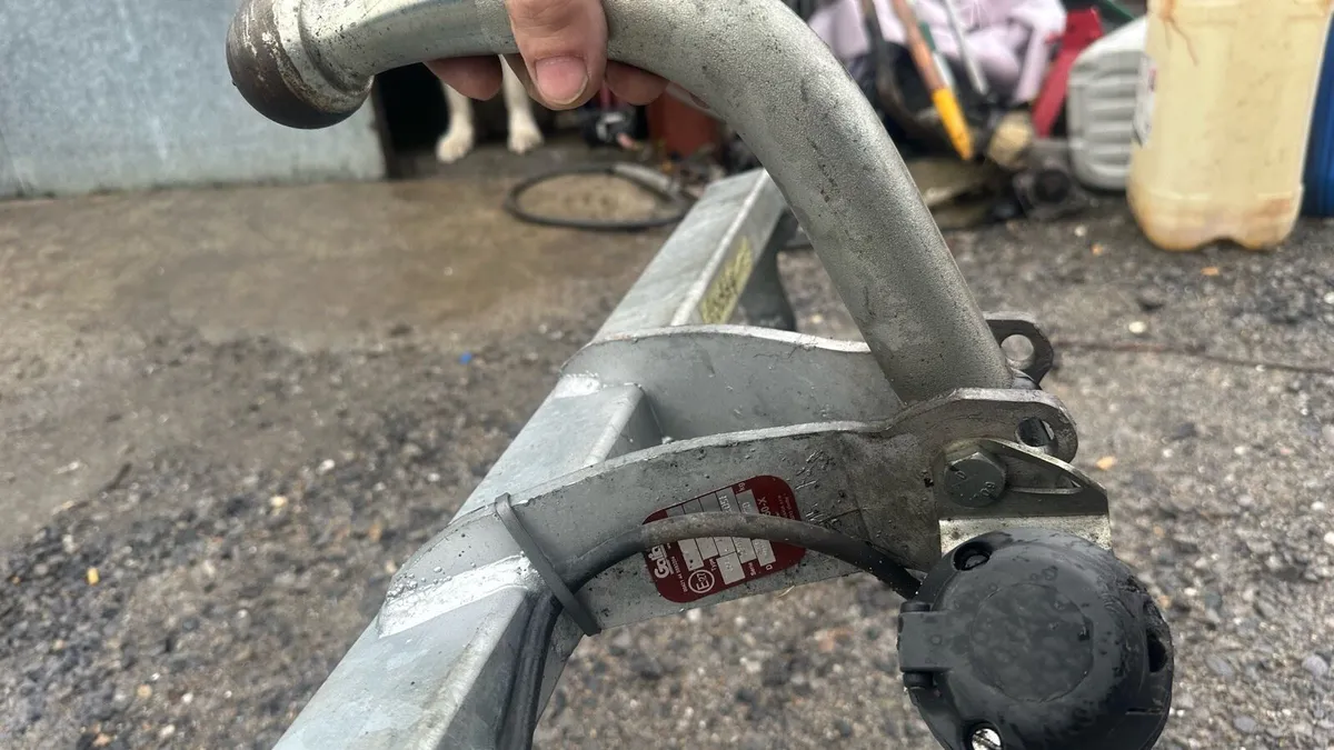 Tow bar complete with socket! - Image 4