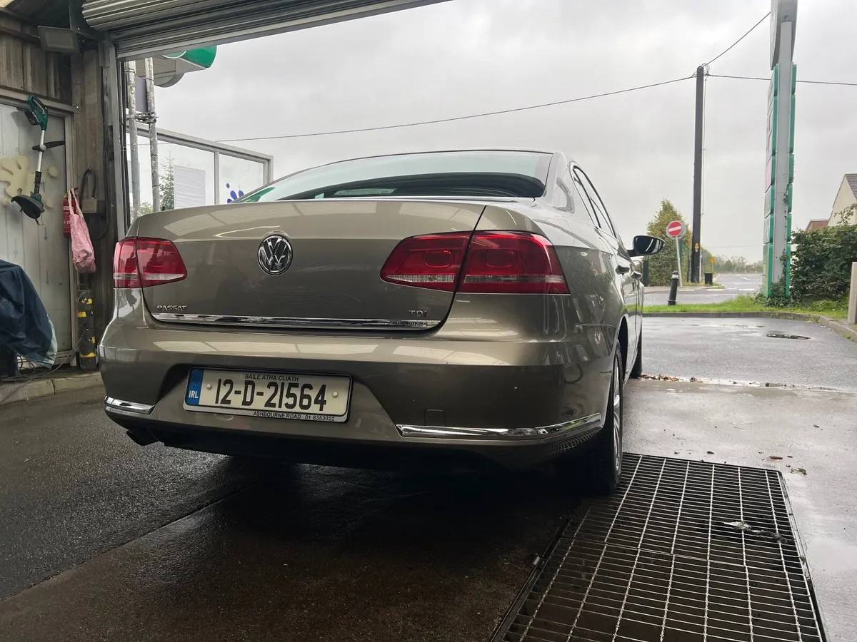Volkswagen Passat 2012 - Image 2