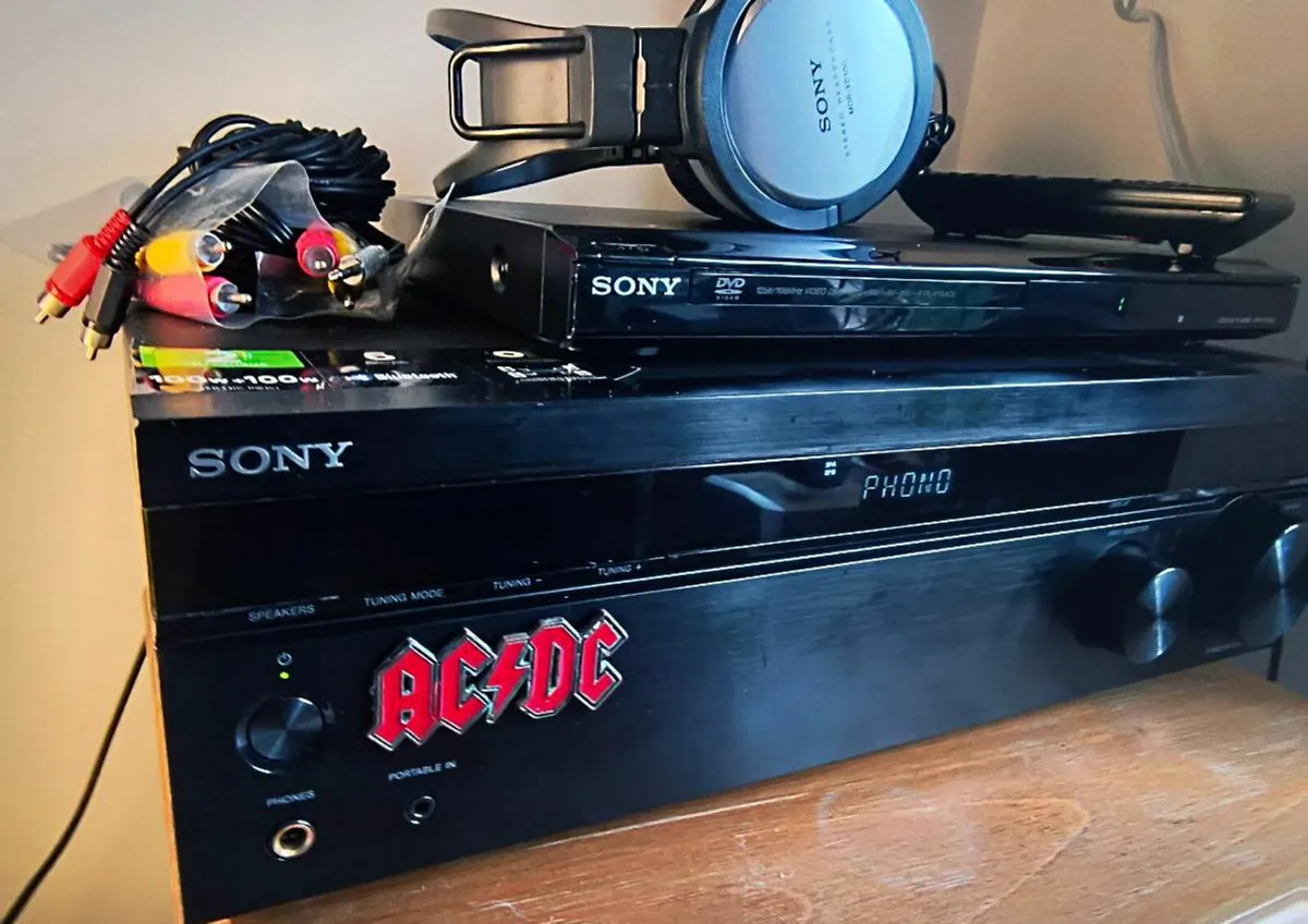 DVD Player Stereo Headphones Amplifier Sony SET - Image 1