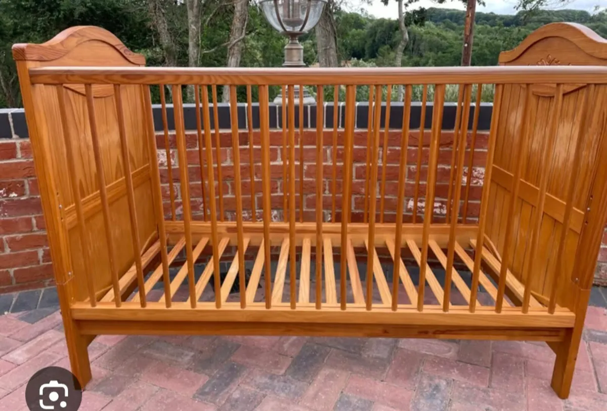 Oak cot bed - Image 1