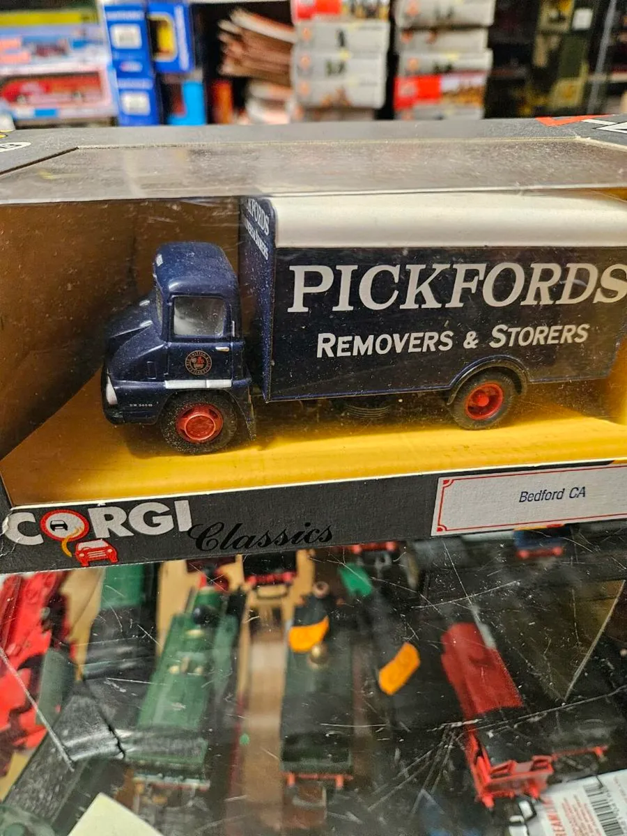 Corgi Bedford Pickfords Truck - Image 2