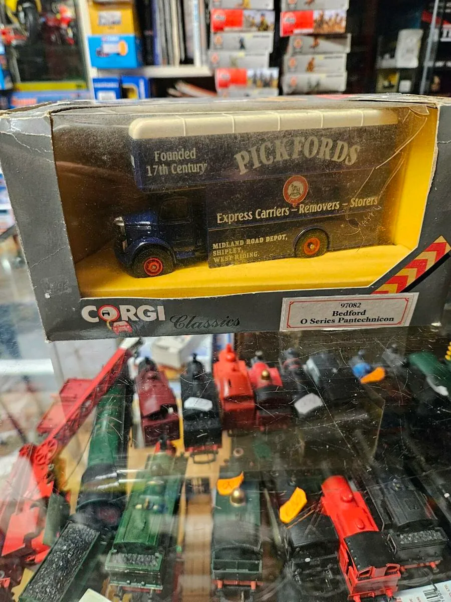 Corgi Bedford Pickfords Truck 1.50 - Image 1