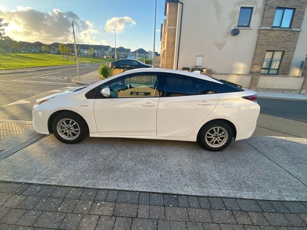 2017 Toyota Prius - Image 2