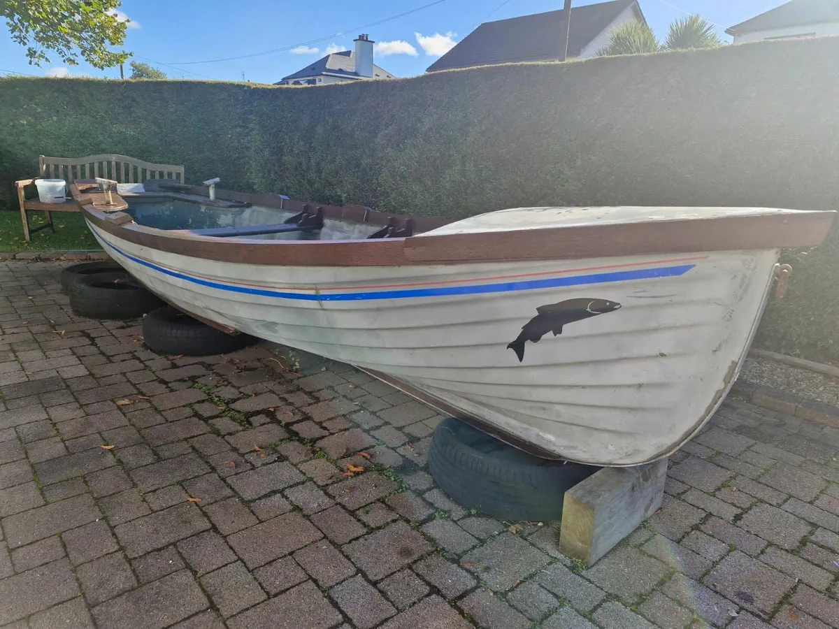 19ft Lake boat with Yamaha 6hp engine - Image 1