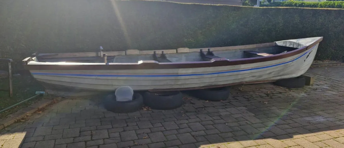 19ft Lake boat with Yamaha 6hp engine - Image 2