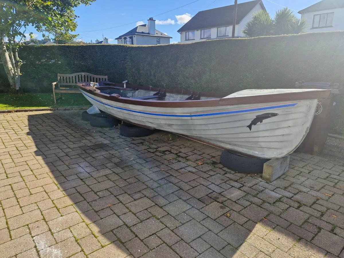19ft Lake boat with Yamaha 6hp engine - Image 4