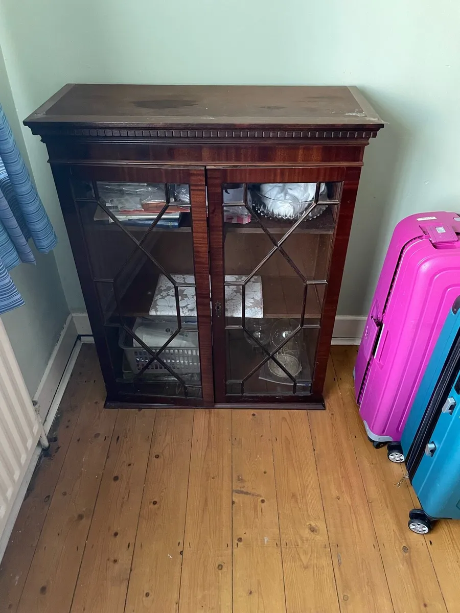 Glass display cabinet