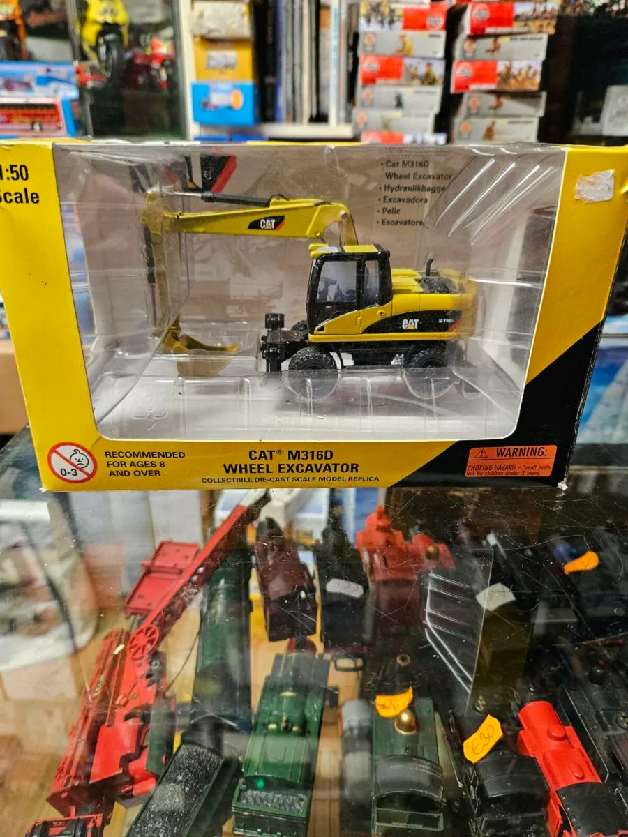 Corgi Norscot Caterpillar Wheeled Loader 1.50 - Image 1