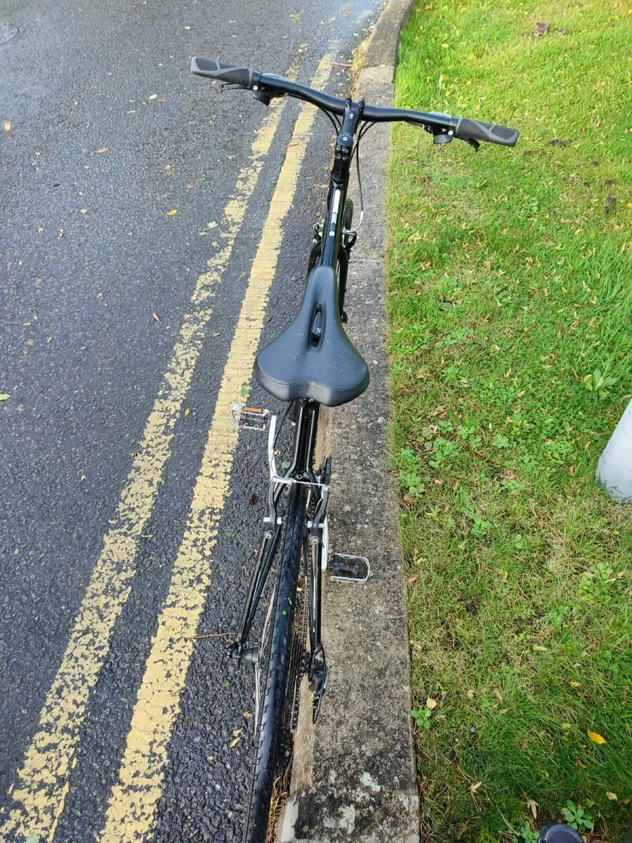 Trek FX 2 Hybrid Bike - Image 2