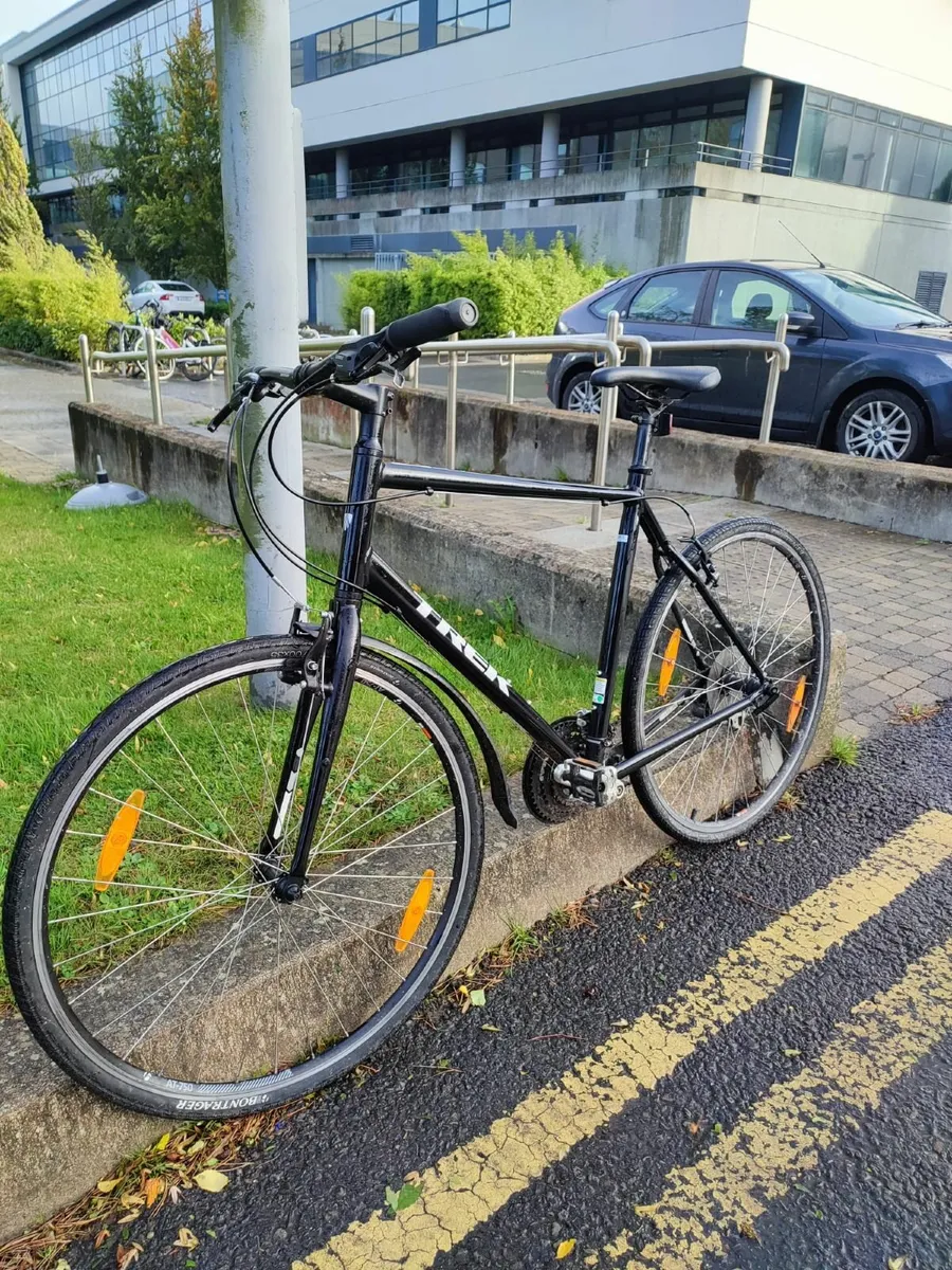 Trek FX 2 Hybrid Bike - Image 3