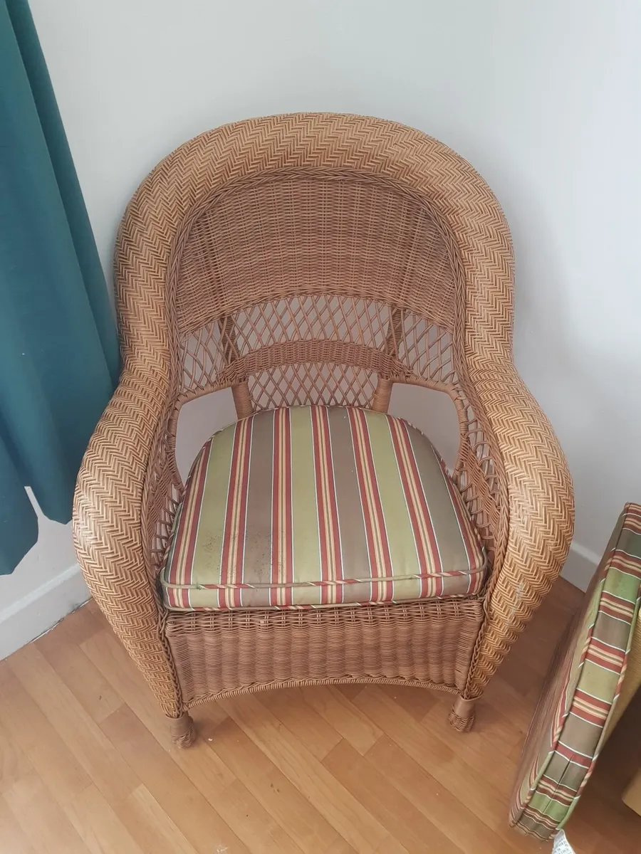 Table and Chairs - Image 2