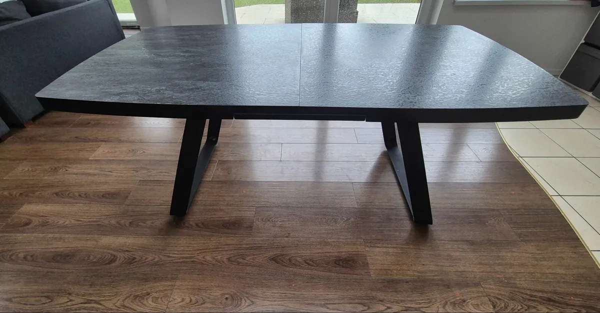 Dining table - Image 1