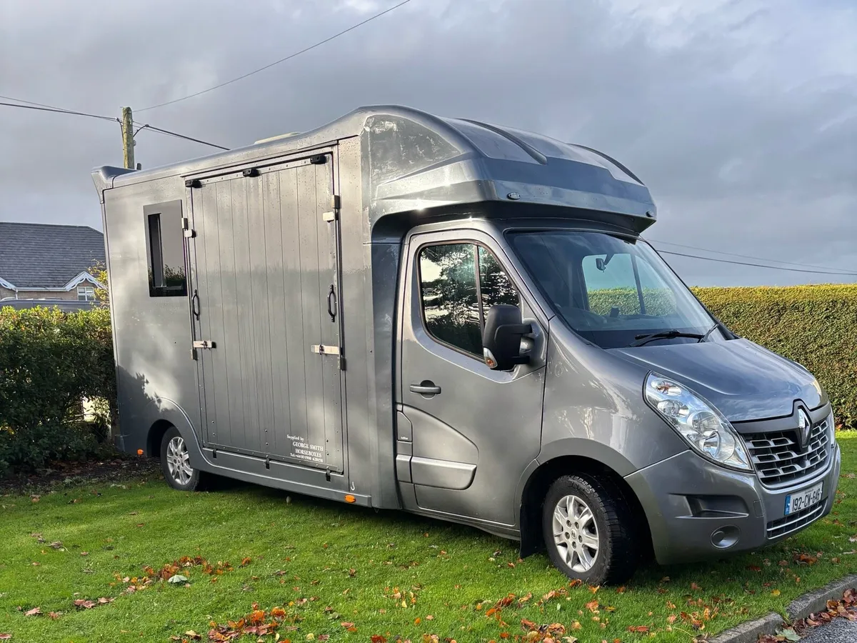 192 Renault Master Horse Box - Image 1