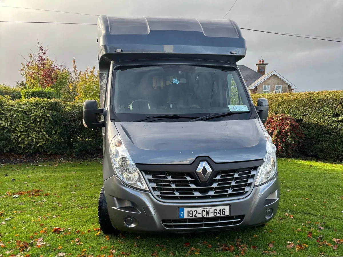 192 Renault Master Horse Box - Image 2