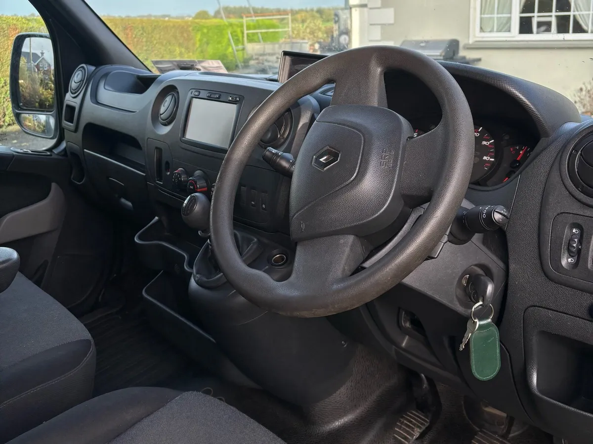 192 Renault Master Horse Box - Image 3