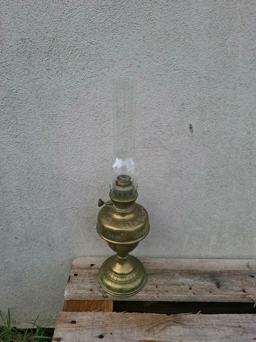 Brass parafin oil lamp postage possible - Image 1