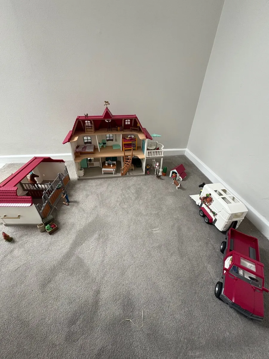 Schleich House, stable and horse trailer - Image 1