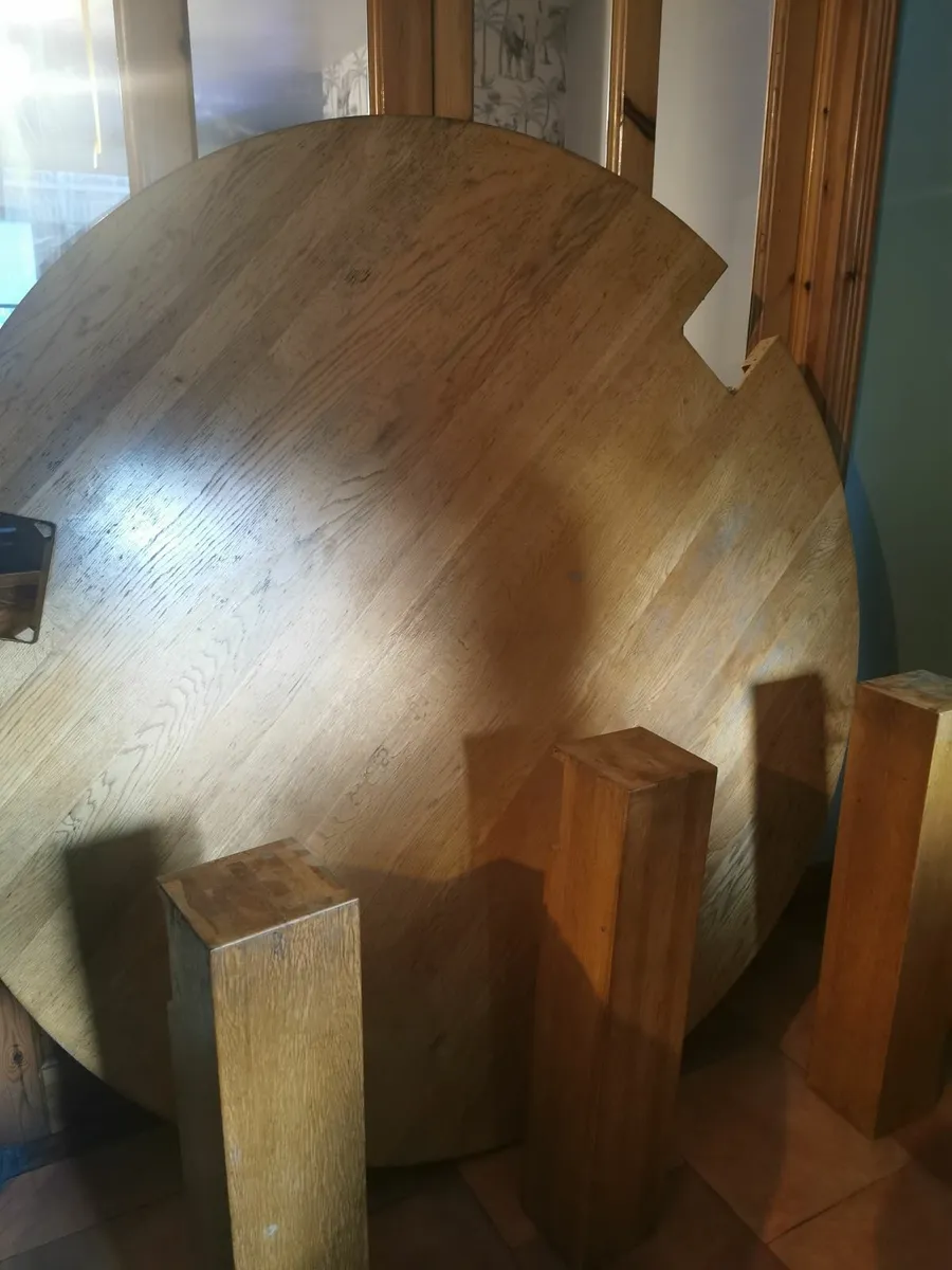 Table and chairs - Image 1