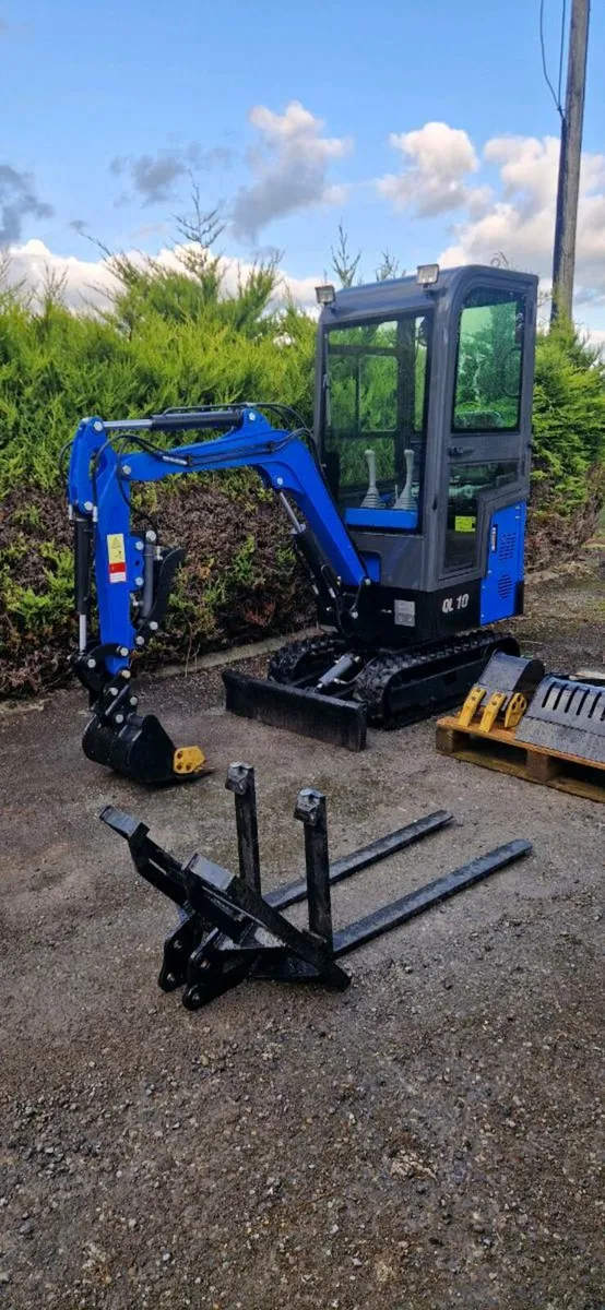 Mini Digger 1 ton w/9 attachments Qilu Excavator - Image 2