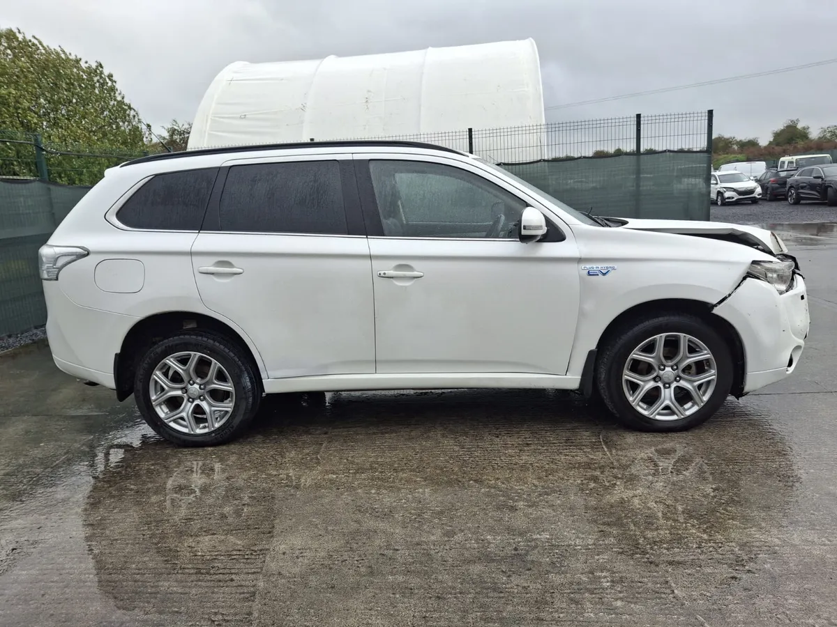 2015 Mitsubishi Outlander hybrid auto - Image 2