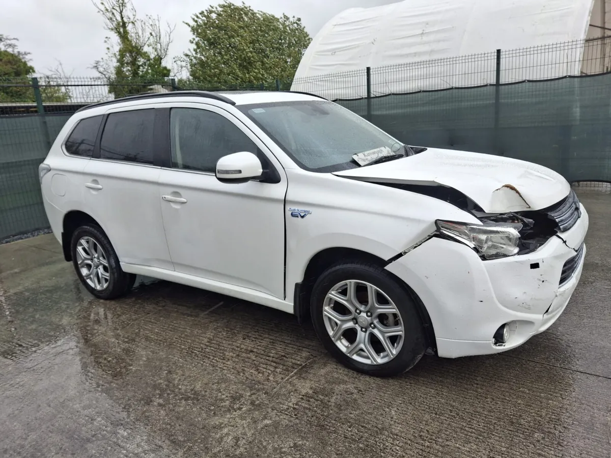 *2015 Mitsubishi Outlander hybrid auto - Image 3