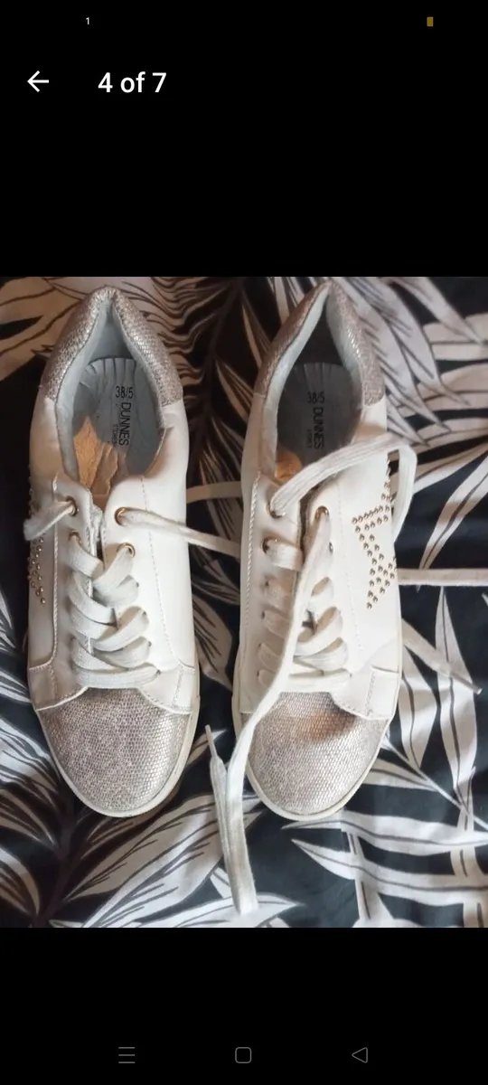 Ladies trainers size 5 - Image 1
