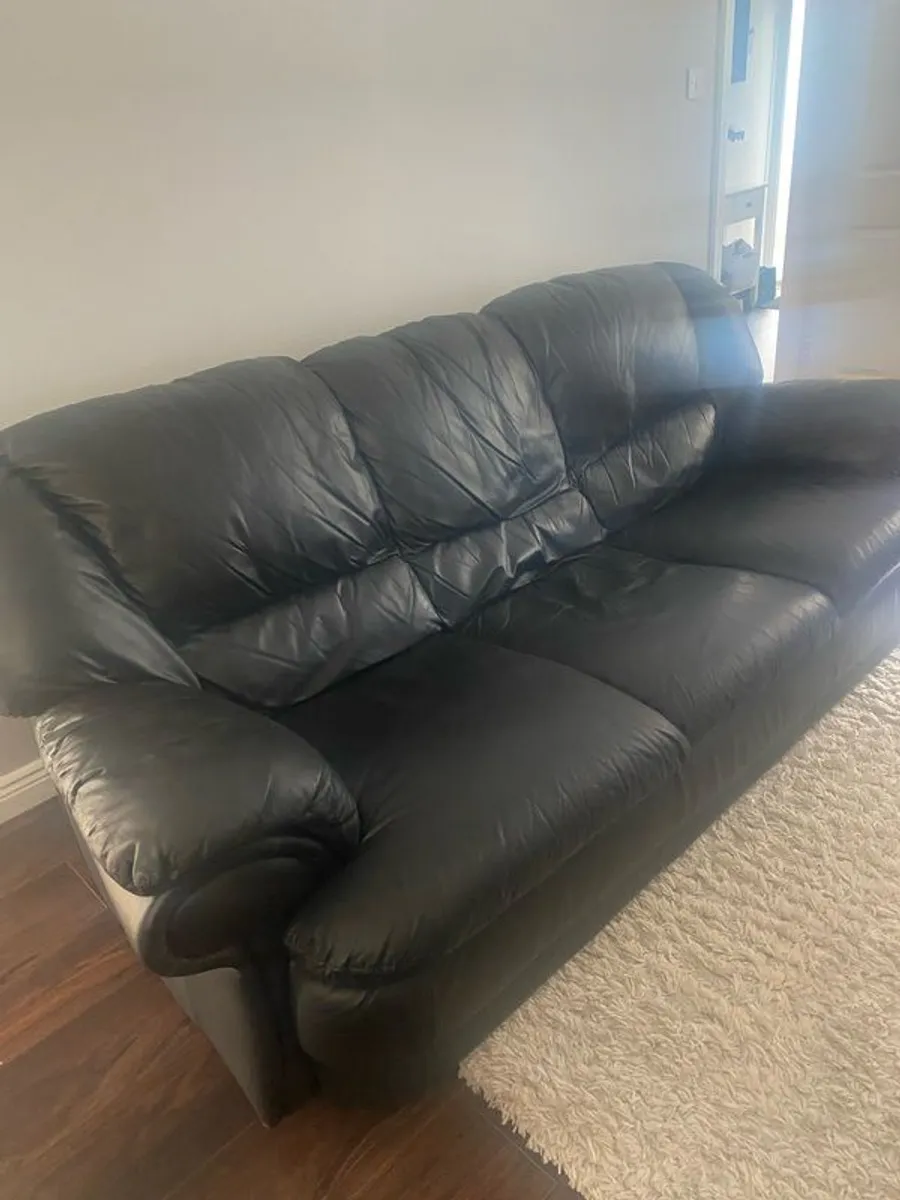 Leather 3 & 2 seater suite. Smoke and pet free home. Very good condition. - Image 1